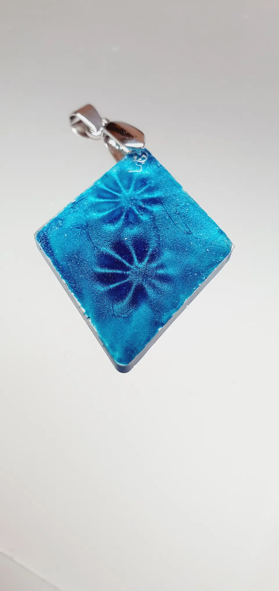 Kettenanhänger "Magnetic" in Blau – Gabriellas Harzschmuck