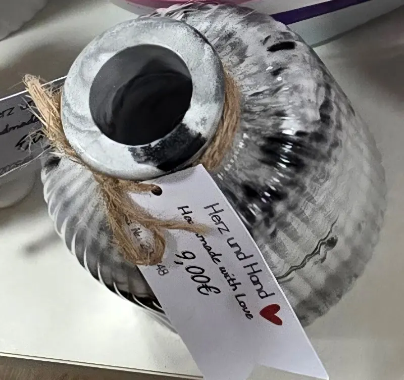 Vase geriffelt – Herz und Hand