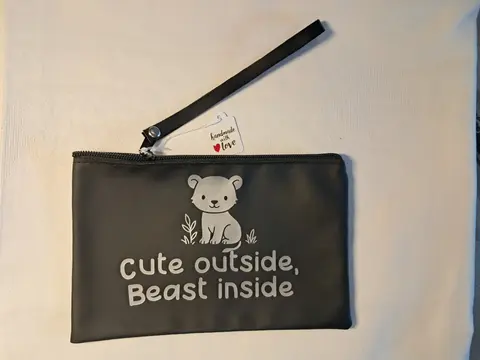 Handgelenktäschchen 'Cute outside, Beast inside'