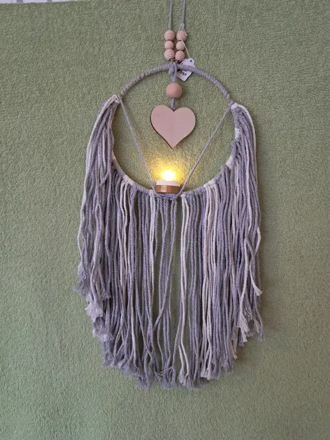 Makramee Wandbehang mit LED-Herz und Holzperlen
