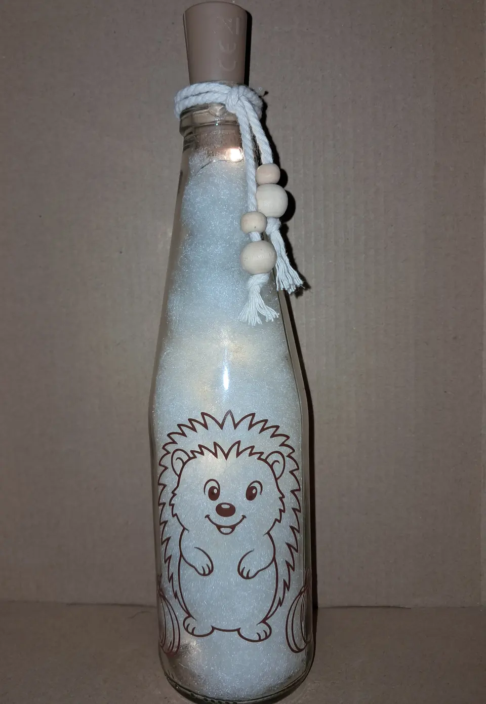 Leuchtflasche Igel mit Holzperlen – Matthias Drwenski