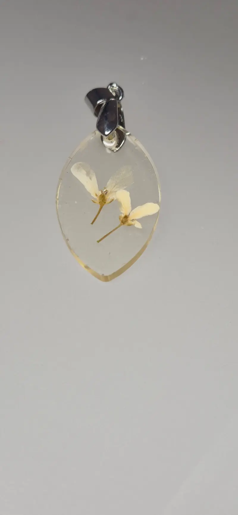 Kettenanhänger "Schöne Schöpfung" in Weiss – Gabriellas Harzschmuck