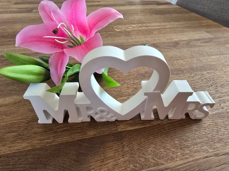 Mr & Mrs Schriftzug freistehend, Hochzeitsdeko, Hochzeitsgeschenk – Herz und Hand