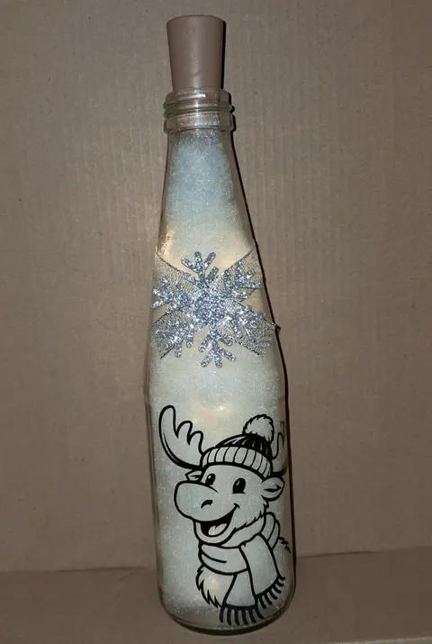 Leuchtende Winter-Flasche mit Elch-Motiv