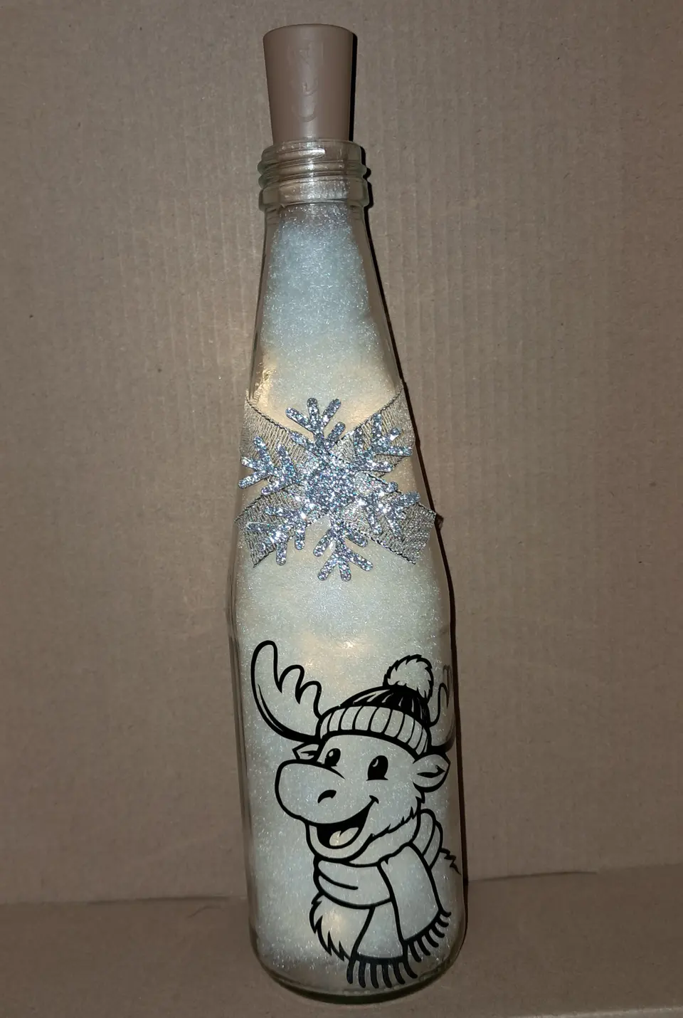 Leuchtende Winter-Flasche mit Elch-Motiv – Matthias Drwenski