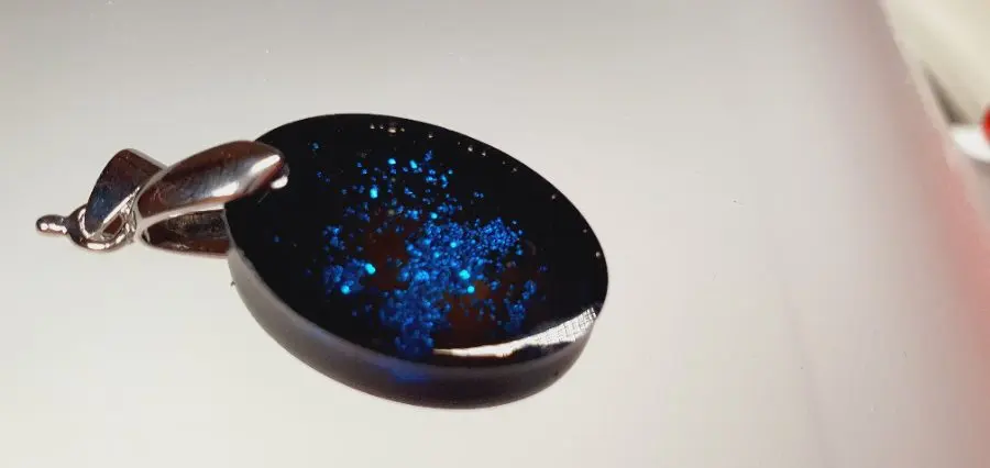 Kettenanhänger "Glitzerwelt" in blau – Gabriellas Harzschmuck