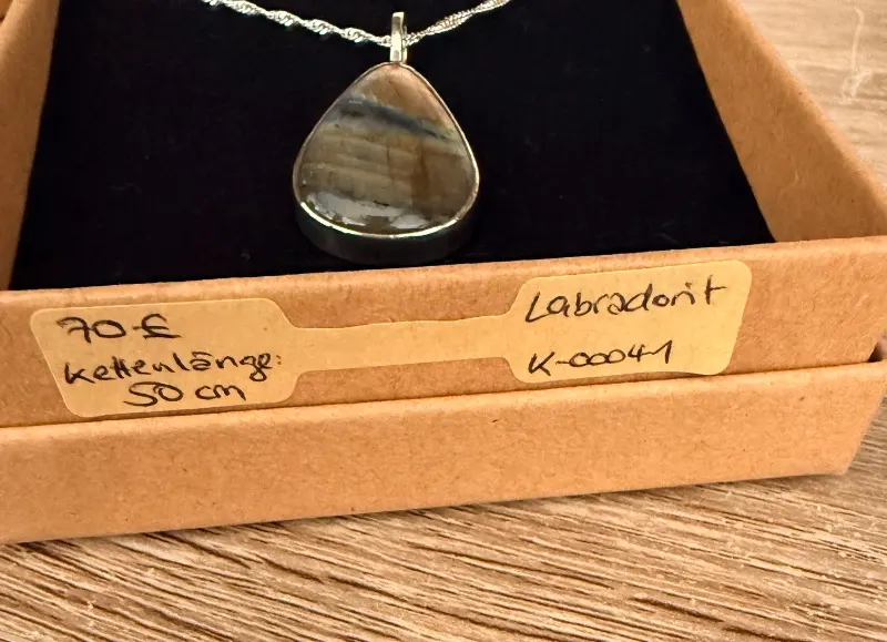 Silberkette mit Regenbogen Labradorit – Lopez Lumbi Raymundo Jose