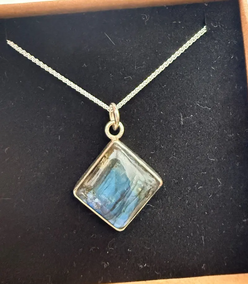 Silberkette mit Blauen Labradorit – Lopez Lumbi Raymundo Jose