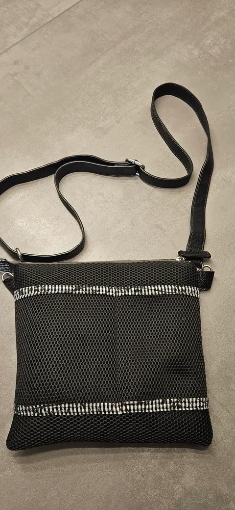 Kleine Umhängetasche in schwarz