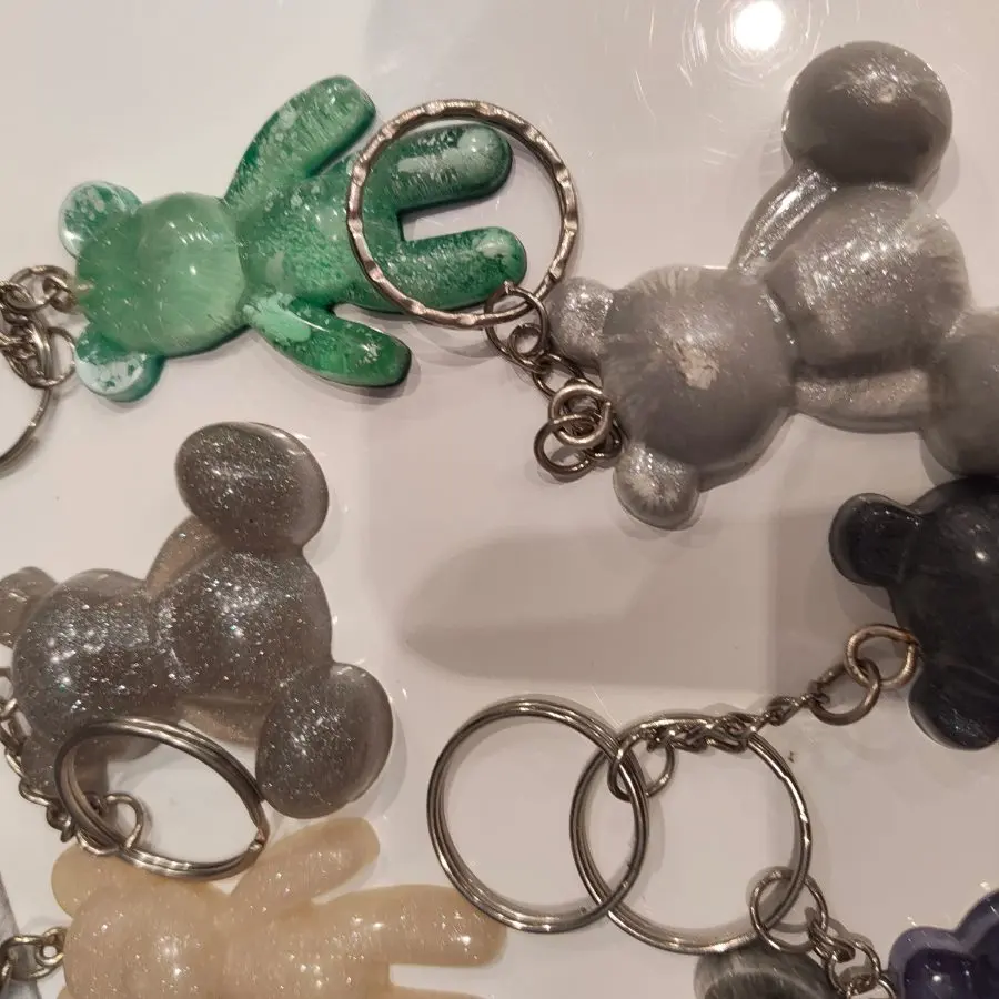 Teddybären und Hundeknochen groß aus Epoxidharz – Kerstin Pohlmann