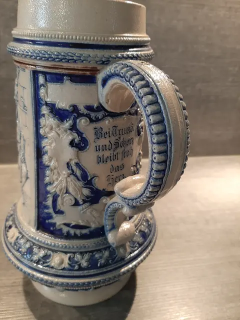 Alter Bierkrug aus Steinzeug mit Reliefdekor