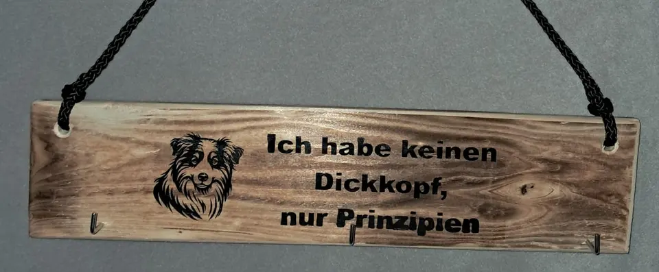 Hundegarderobe mit Hundemotiv und Spruch – Matthias Drwenski