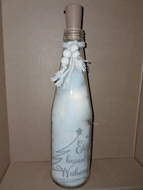 Beleuchtete Weihnachtsflasche mit Schneeeffekt