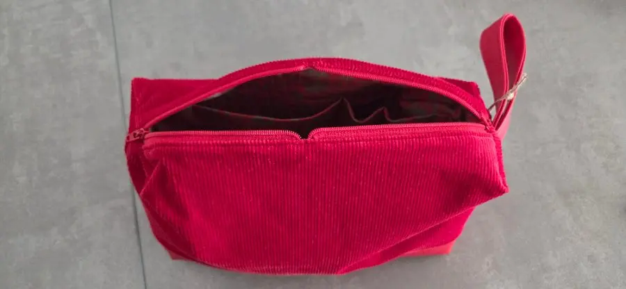 Rote Kosmetiktasche aus Cord – Sabine Müller