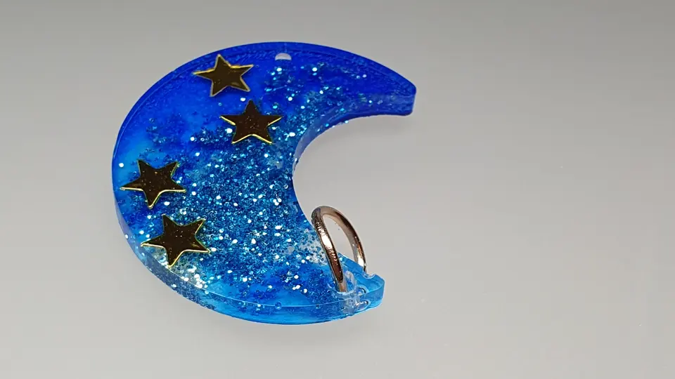 Kettenanhänger "Erstaunliches Universum" Mond – Gabriellas Harzschmuck