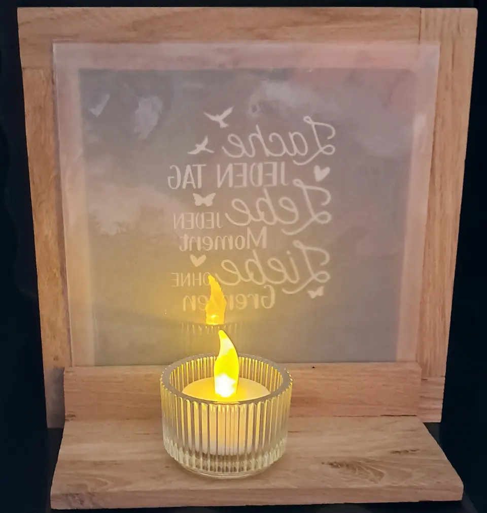 Holz-Teelichthalter mit Spruchmotiv "Lache, Lebe, Liebe – Matthias Drwenski