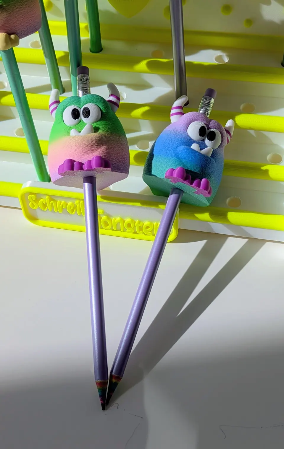 Schreibmonster | Bunte Stiftaufsätze inkl. Bleistift | Einschulung Geschenk | Monster Stift Topper | 3D Druck – By Jana Kalbau