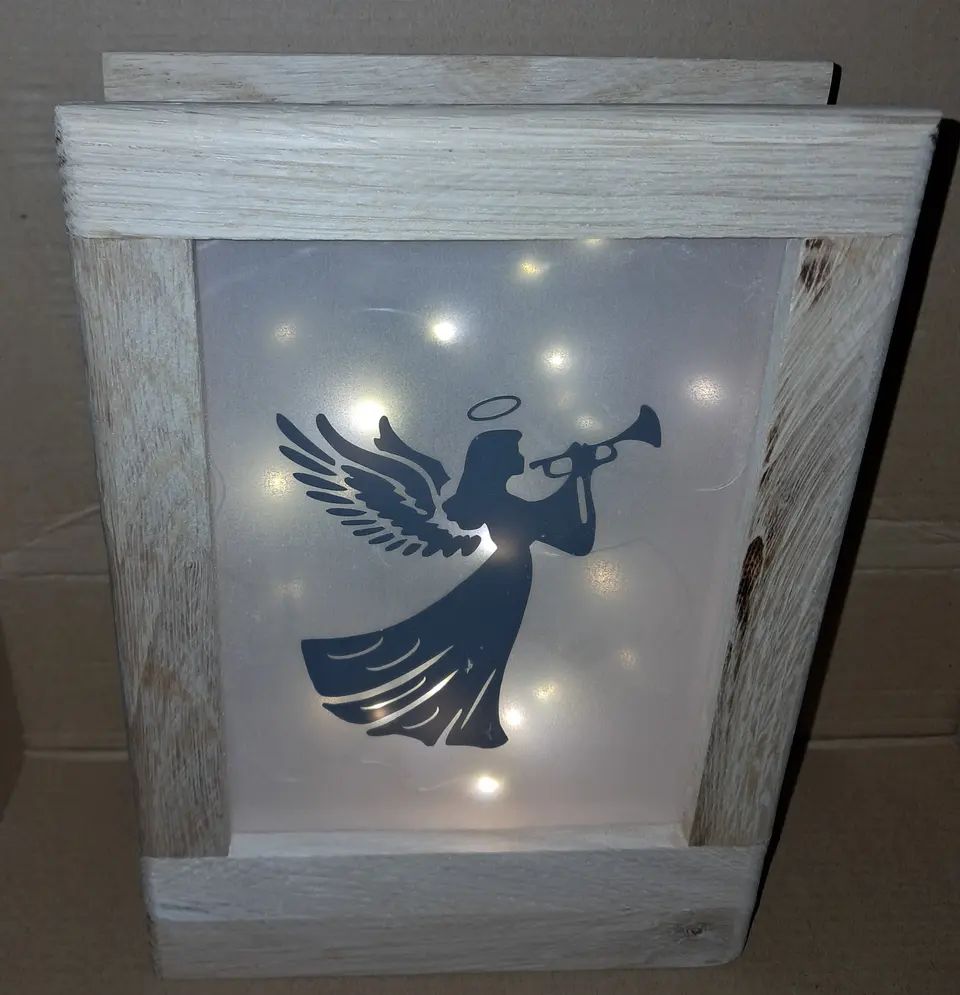 Handgefertigte LED-Holzbox mit Weihnachtsmotiv – Matthias Drwenski