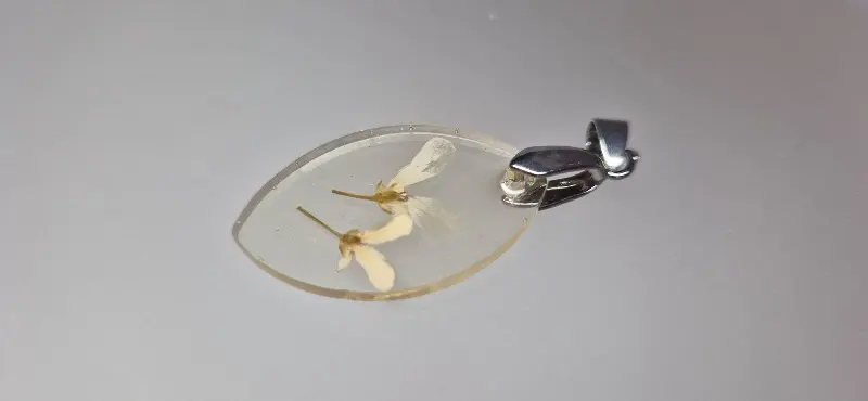 Kettenanhänger "Schöne Schöpfung" in Weiss – Gabriellas Harzschmuck