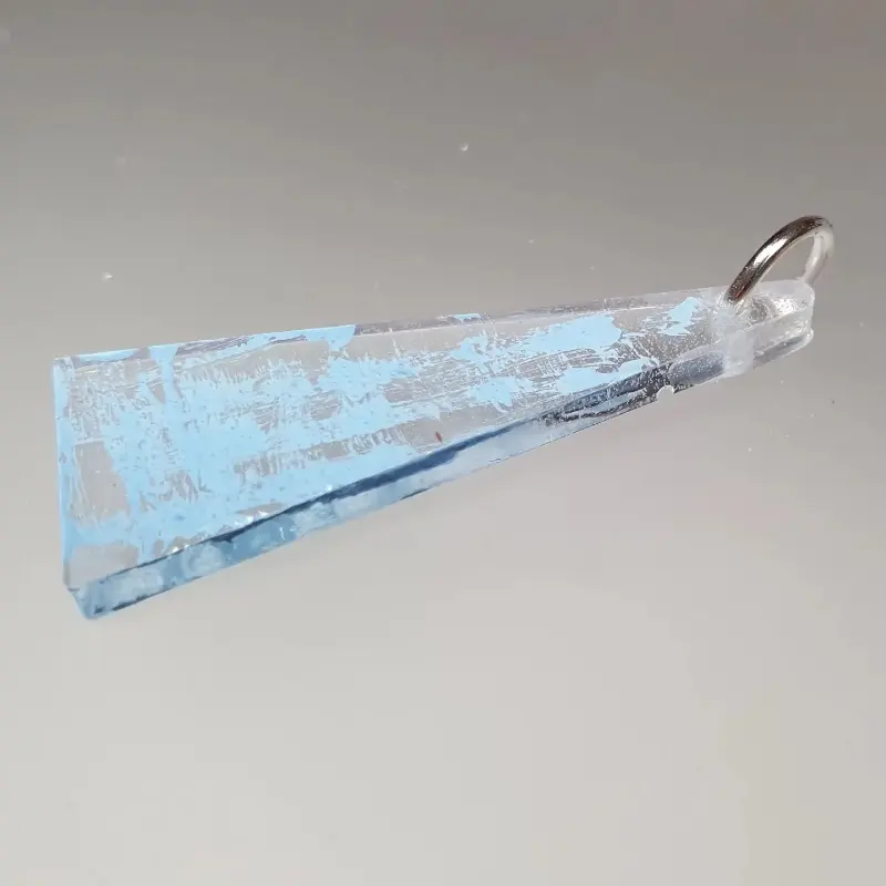 Kettenanhänger "Stribes" in hellblau – Gabriellas Harzschmuck