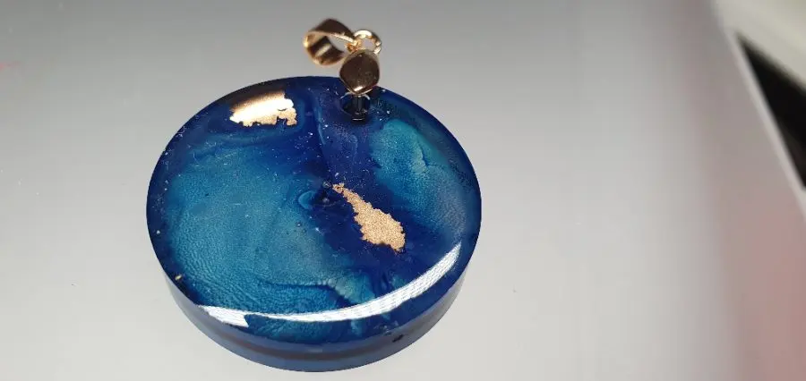 Kettenanhänger "Goldenes Zeitalter" in blau – Gabriellas Harzschmuck