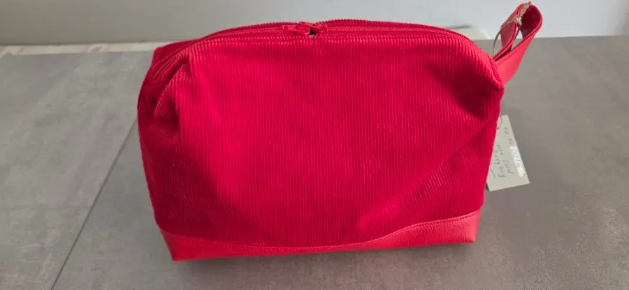 Rote Kosmetiktasche aus Cord – Sabine Müller