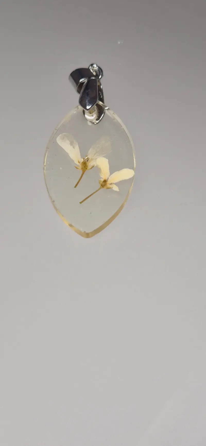 Kettenanhänger "Schöne Schöpfung" in Weiss – Gabriellas Harzschmuck