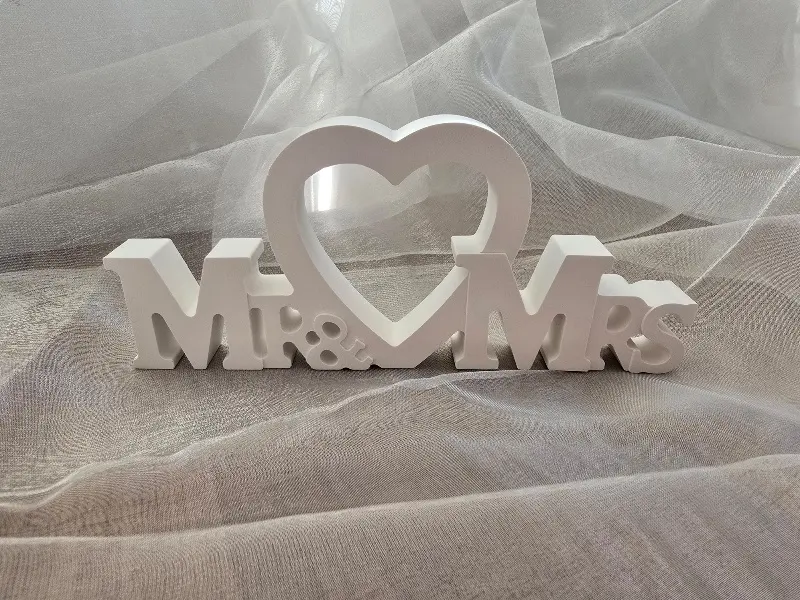Mr & Mrs Schriftzug freistehend, Hochzeitsdeko, Hochzeitsgeschenk – Herz und Hand