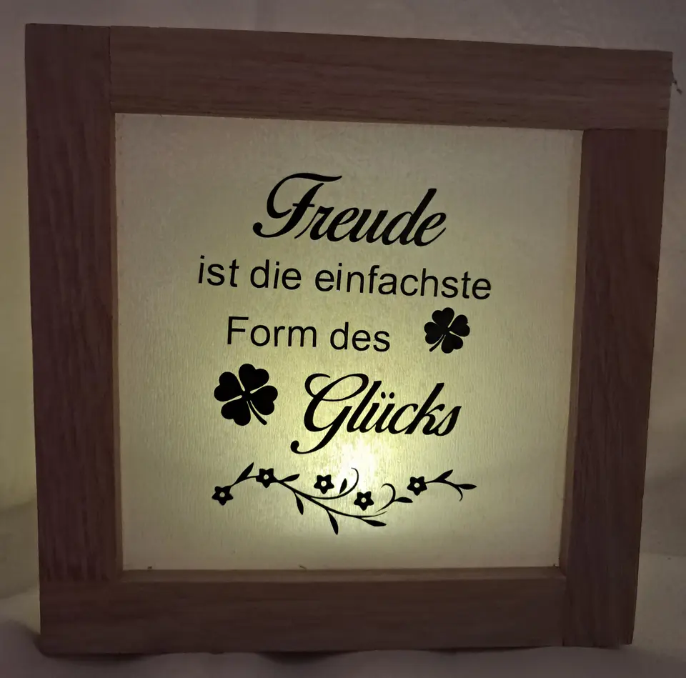 Leucht-Holzrahmen mit Glücksbotschaft – Matthias Drwenski