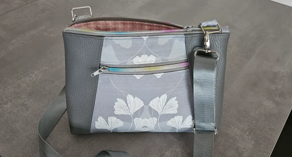 Kleine Schultertasche grau – Sabine Müller