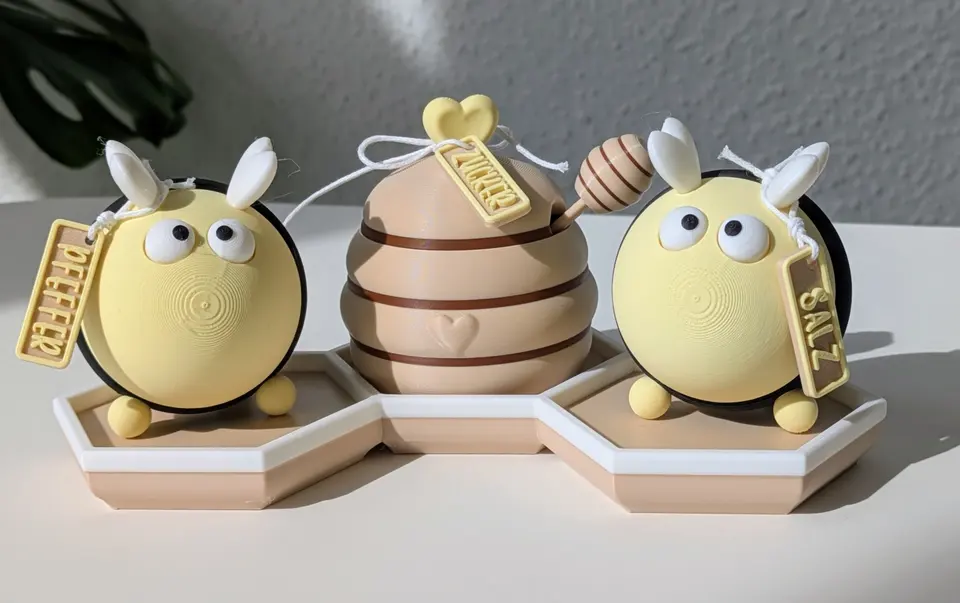 Gewürzstreuer Set Hummel Horstie & Honigtopf – 3D Druck Zuckerdose, Salz und Pfeffer Streuer, Waben Untersetzer – By Jana Kalbau