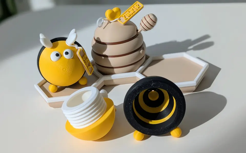 Gewürzstreuer Set Hummel Horstie & Honigtopf – 3D Druck Zuckerdose, Salz und Pfeffer Streuer, Waben Untersetzer – By Jana Kalbau